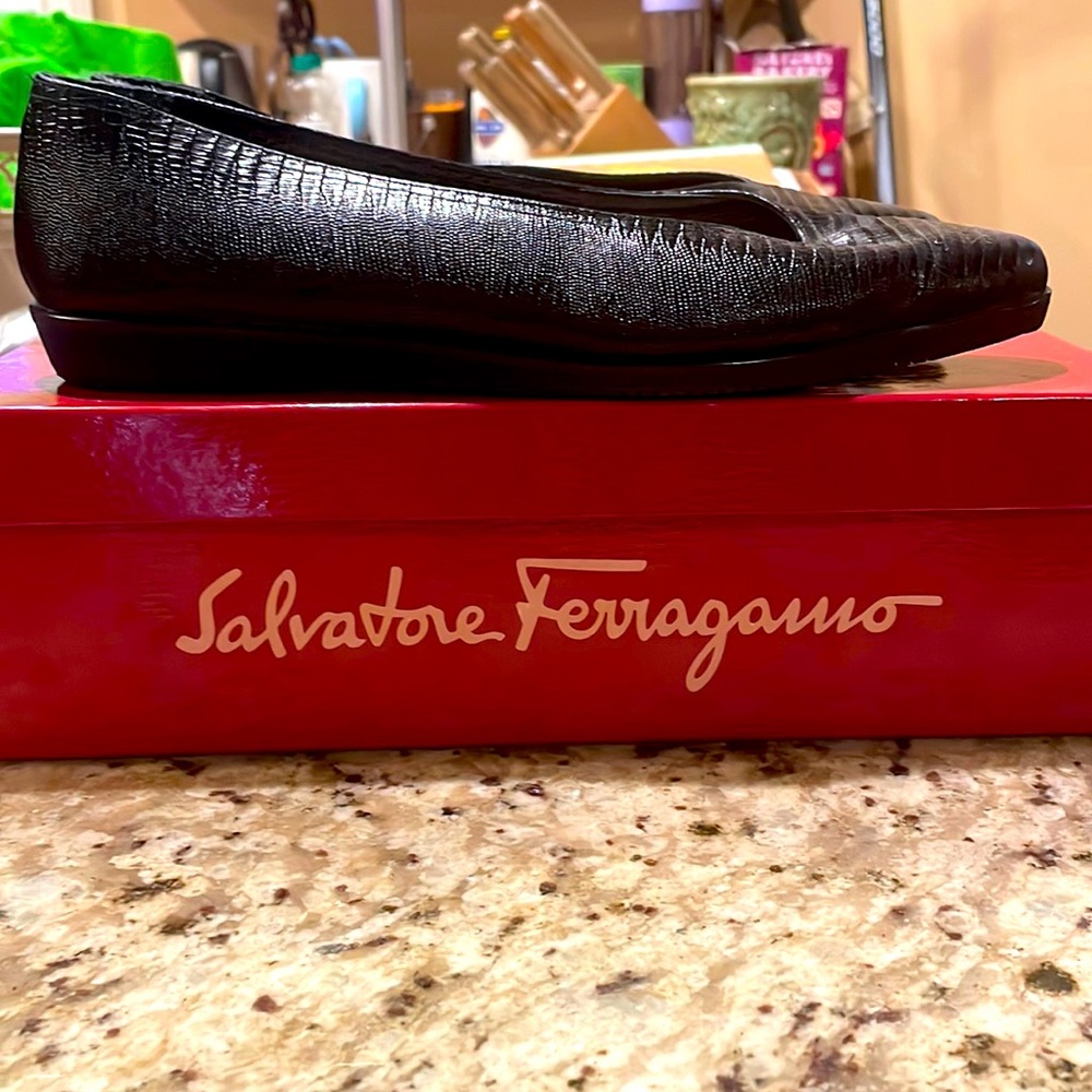 Vintage Salvatore Ferragamo black crocodile embossed leather pump. Size 9.5 B.